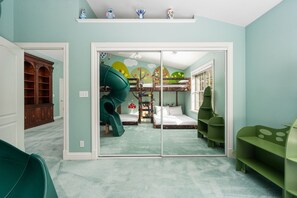 Children’s area - LuxRetreat|Theater|GolfSim|HotTub|Sauna|ColdPlunge (Oakhurst)