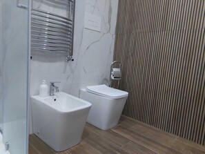 Superior kamer, balkon, uitzicht op stad | Badkamer