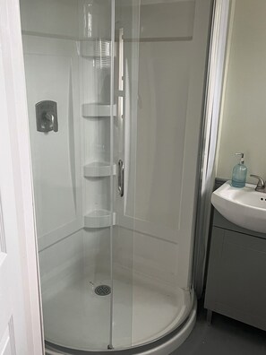 Towels, soap, toilet paper - Serene 1-bedroom house with AC near Niagara Falls close to Niagara River, Casino (Niagara Falls)