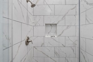 Dusche, Handtücher, Seife, Toilettenpapier