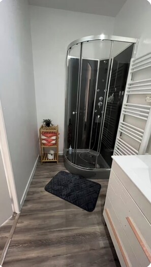 Shower, hair dryer, towels, soap - Aaron's'Open Space (Montluçon)
