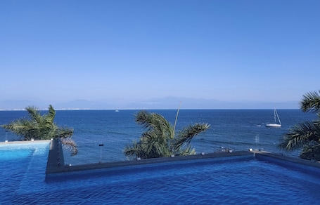 Pool. Beachfront Studio ZantaMar