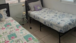 2 slaapkamers, een bureau, een strijkplank/strijkijzer, reisbedje