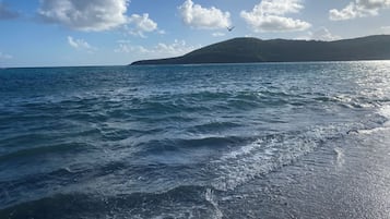 Chaises longues, serviettes de plage