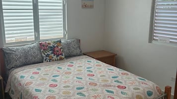 2 soveværelser, skrivebord, strygejern/strygebræt, weekendseng