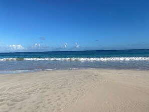 Chaises longues, serviettes de plage