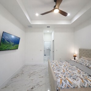 4 bedrooms, desk, iron/ironing board, free WiFi - Spacious 4BR Modern Home Near Fort Myers Sleeps 10 (Lehigh Acres)