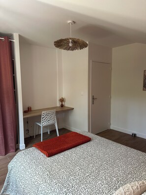 A bedroom with a bed, a desk, and a chair. - New house 155 m² /Seaside on foot (100 m)/4 beautiful bedrooms, garden, parking (Saint-Brevin-les-Pins)