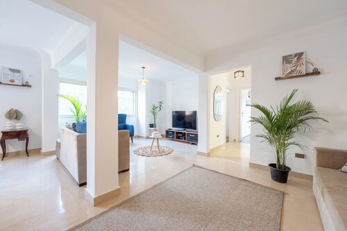 Modern Lodge | Steps from the Nile Promenade – Cafés, Dining & Scenic Walks