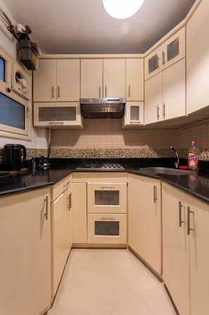 Een microgolfoven, een kookplaat