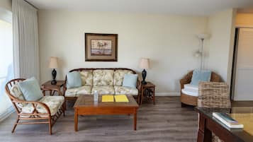 Condo, 2 Bedrooms, Partial Ocean View | Ruang tamu