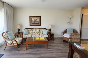 Condo, 2 Bedrooms, Partial Ocean View | Ruang tamu
