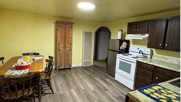 Een oven, een kookplaat, een vaatwasser