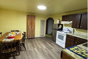 Een oven, een kookplaat, een vaatwasser