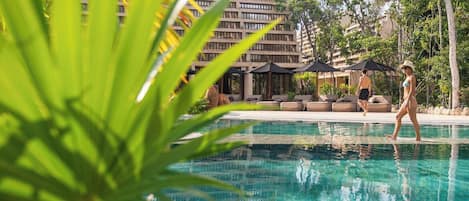 2 outdoor pools