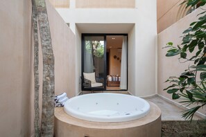 Deluxe Apartment | Outdoor spa tub