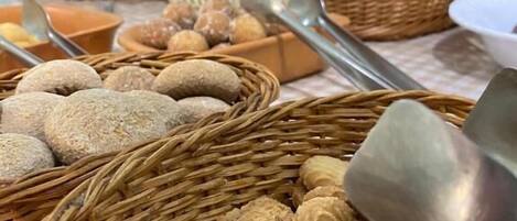 Un tavolo del buffet con diversi cibi, tra cui biscotti e dolci, disposti in cesti.