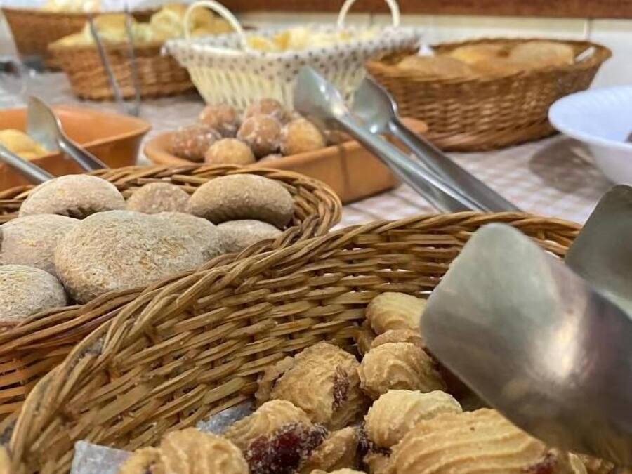 Una mesa de buffet con diferentes tipos de comida, incluyendo galletas y pasteles, dispuestos en cestas.