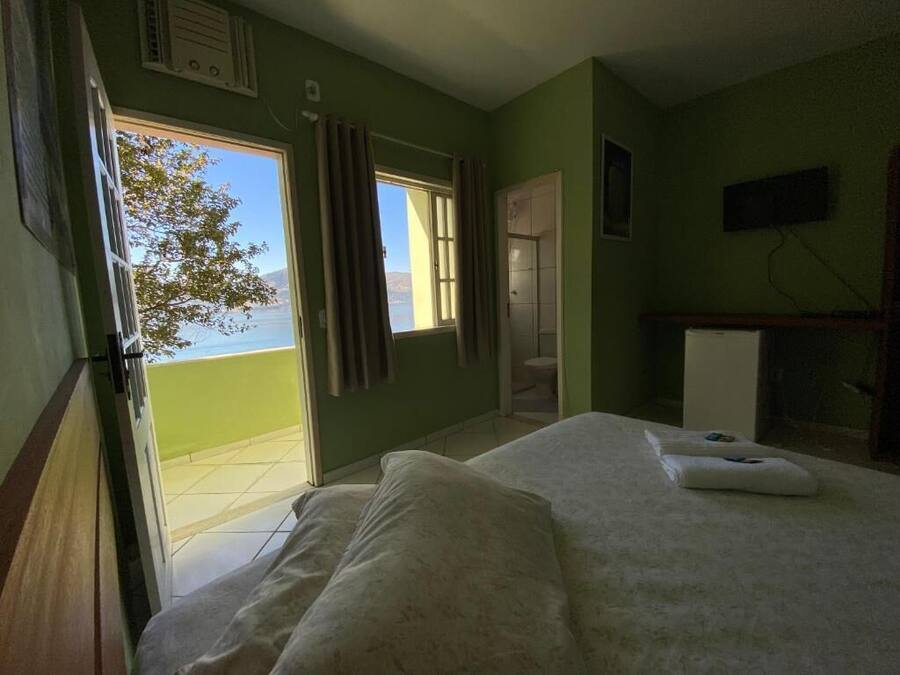 Una habitación con cama, televisión y vistas al exterior.