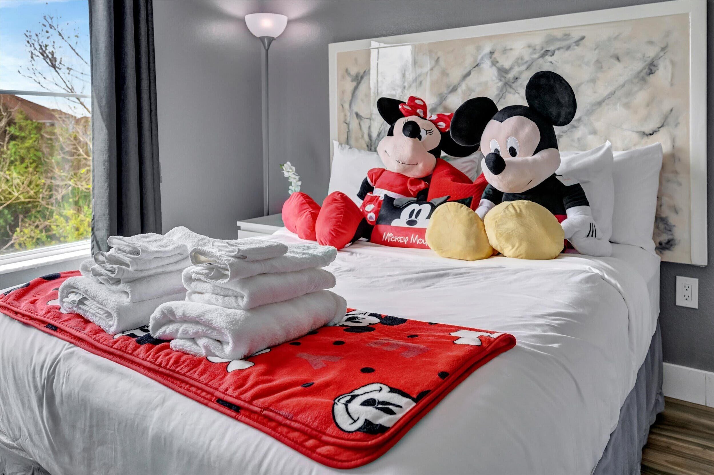 Caja de seguridad en la habitación y tabla de planchar con plancha 