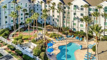 Piscine extérieure, parasols de plage, chaises longues