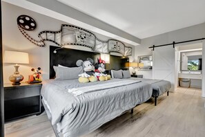 Caja de seguridad en la habitación y tabla de planchar con plancha 