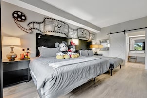 Caja de seguridad en la habitación y tabla de planchar con plancha