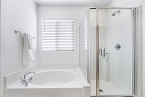 Jetted bath, hair dryer, towels, soap - Resort-Style 4BR Home in Lake Las Vegas-Near Strip (Henderson)