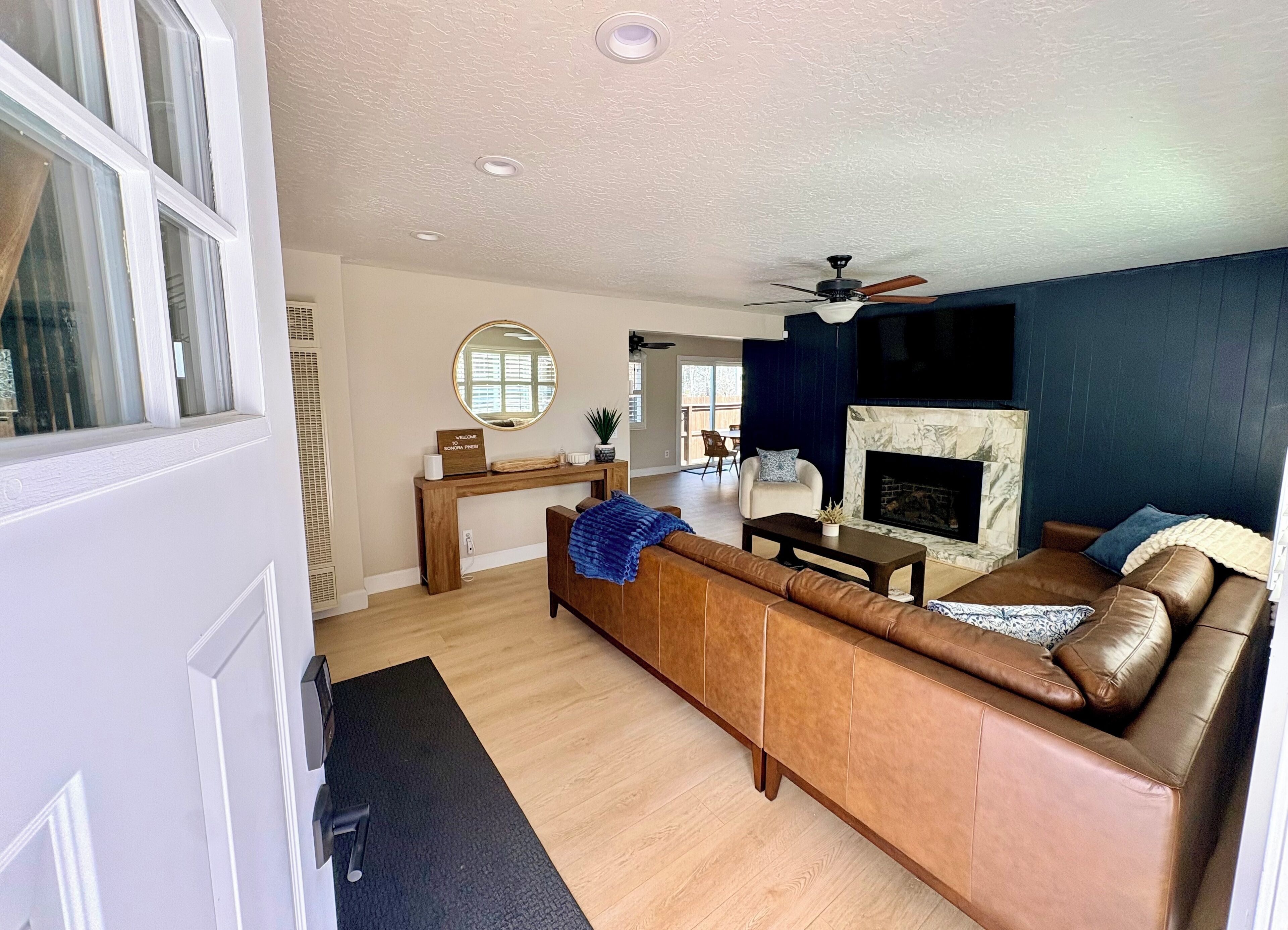 Een smart-tv en een open haard