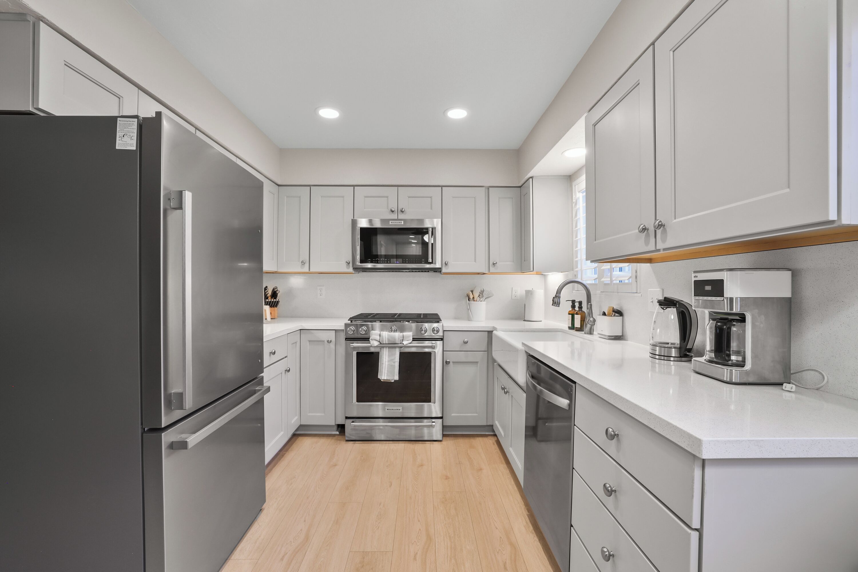 Réfrigérateur, micro-ondes, four, plaque de cuisson