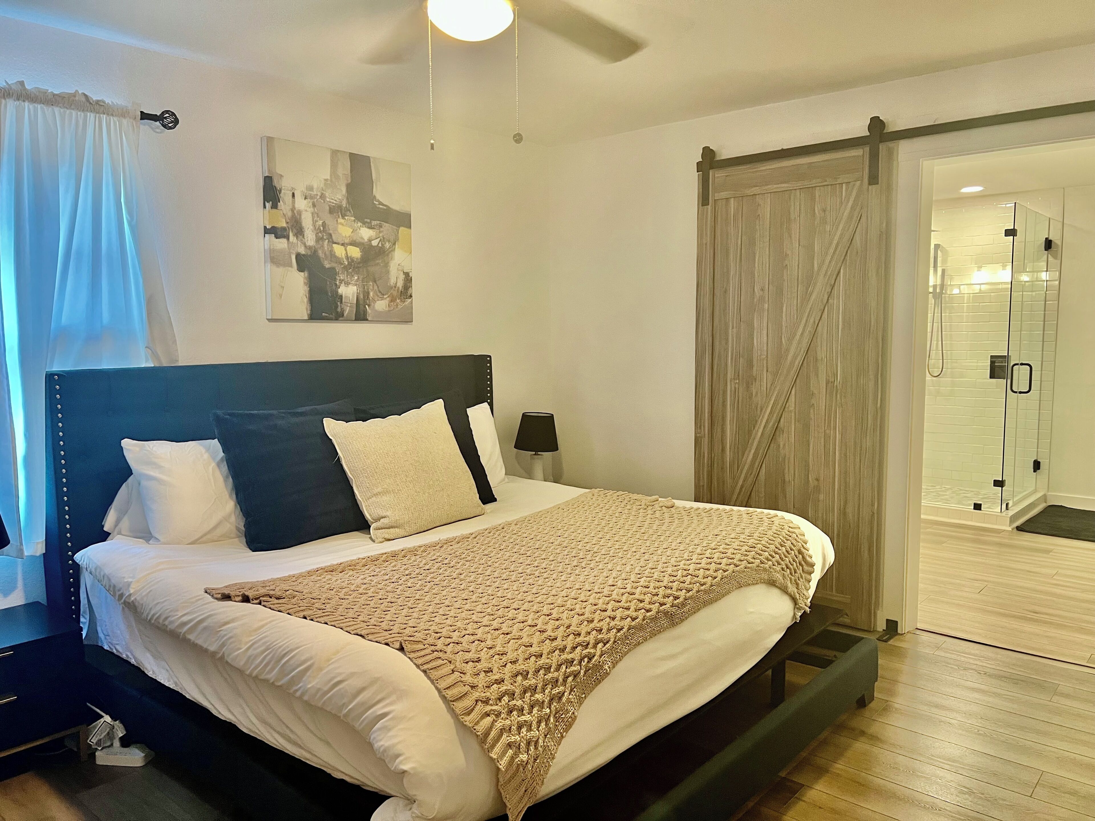 3 soverom, strykejern/-brett, internettilgang og sengetøy