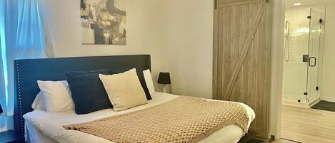 3 soverom, strykejern/-brett, internettilgang og sengetøy