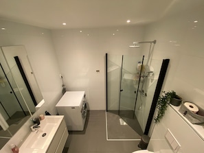 Dusche, Haartrockner, Handtücher, Seife