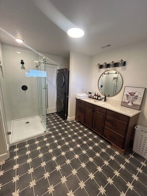 Hårtork, handdukar, tvål och toalettpapper