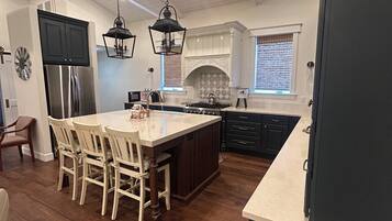 Four à micro-ondes, un four, surface de cuisson, lave-vaisselle