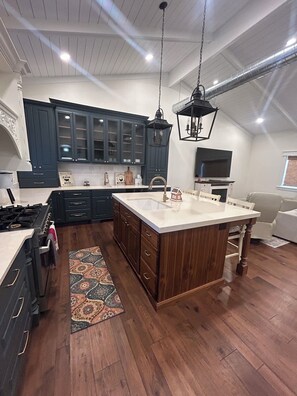 Microwave, oven, stovetop, dishwasher - Cozy 1-bedroom farmhouse in adorable Payson at the Blissful Ranch!! (Payson)