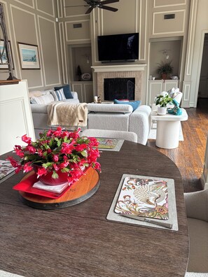 Living area - Cozy 1-bedroom bed & breakfast in charming Dallas with AC (Dallas)