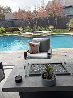 Outdoor pool - Cozy 1-bedroom bed & breakfast in charming Dallas with AC (Dallas)