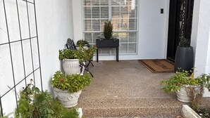 Exterior detail - Cozy 1-bedroom bed & breakfast in charming Dallas with AC (Dallas)
