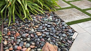 A garden area with a variety of pebbles and a plant. - Cozy 1-bedroom bed & breakfast in charming Dallas with AC (Dallas)