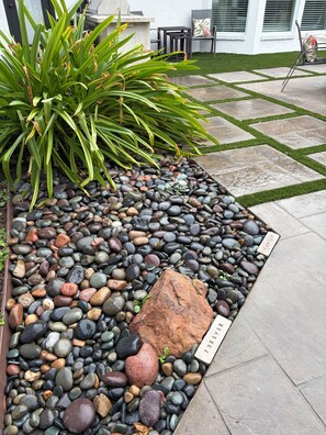 Property grounds - Cozy 1-bedroom bed & breakfast in charming Dallas with AC (Dallas)