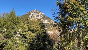 A mountain with a clear sky, surrounded by trees and a parked car. - Romantic accommodation for two with Moonlove duo whirlpool bath (Vence)