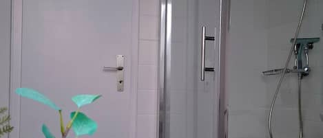 Dusche, Haartrockner, HandtĂŒcher, Seife