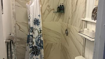 Dusj, hårføner, håndklær og såpe