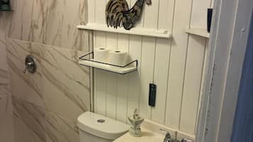 Douche, sĂšche-cheveux, serviettes fournies, savon