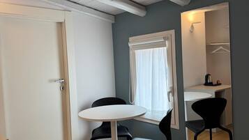 Camera Exclusive con letto matrimoniale o 2 letti singoli, vista città | Biancheria da letto di alta qualità, tende oscuranti, insonorizzazione