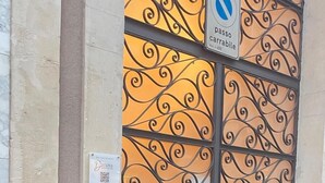 A gated entrance with a decorative metal design and a sign indicating a parking area. - B&B Dimora delle Province (Catania)