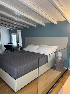 Exclusieve kamer, 1 twee- of 2 eenpersoonsbedden, uitzicht op stad | Luxe beddengoed, verduisterende gordijnen, geluiddichte muren