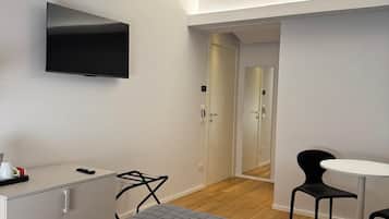 Habitación Deluxe con 1 cama doble o 2 individuales, vistas al patio | Ropa de cama de alta calidad, cortinas opacas, sistema de insonorización