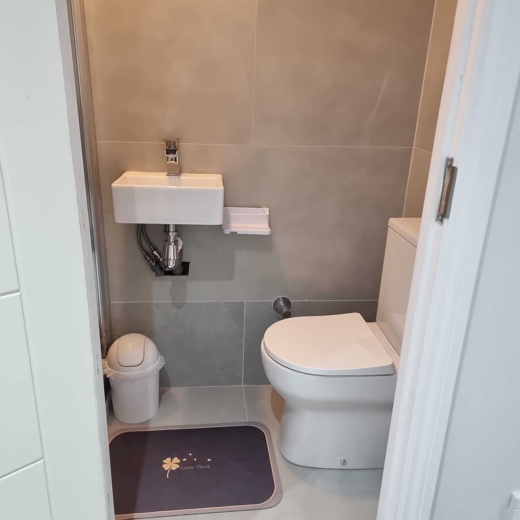 タオル、石鹸、トイレットペーパー